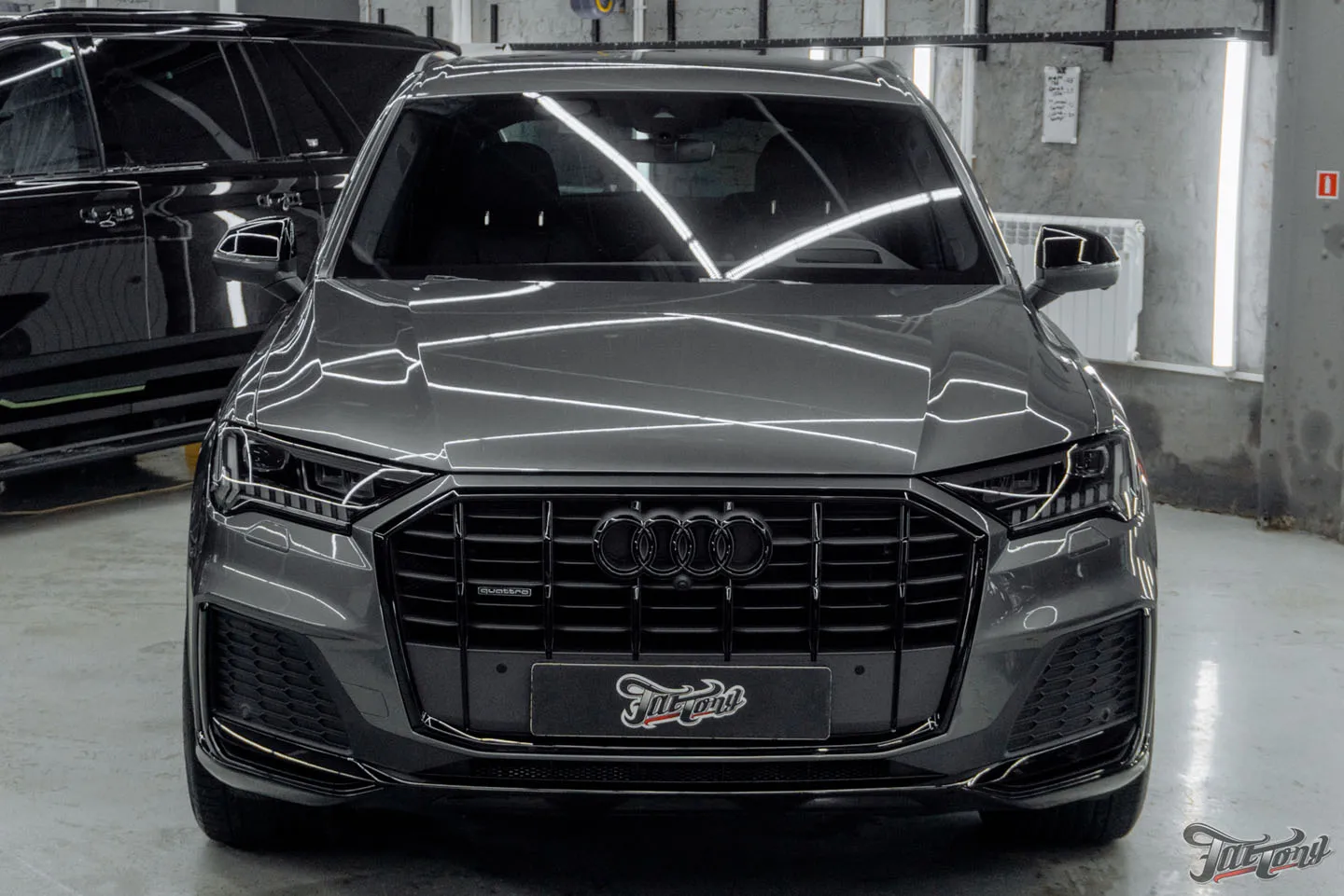 Отремонтировали бампера на Audi Q7, оклеили переднюю часть кузова полиуретаном, отполировали и покрыли керамикой кузов, провели химчистку салона и установили ремни безопасности с принтом